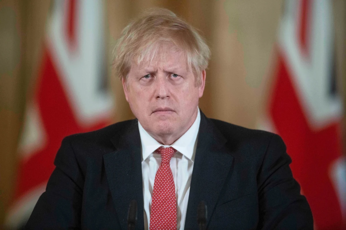Brytyjski premier Boris Johnson poinformował, że przechodzi rutynowe badania w związku z objawami koronawirusa, ale jest w dobrym humorze i pozostaje w kontakcie ze swoimi współpracownikami.