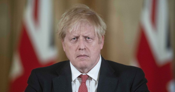 Brytyjski premier Boris Johnson poinformował, że przechodzi rutynowe badania w związku z objawami koronawirusa, ale jest w dobrym humorze i pozostaje w kontakcie ze swoimi współpracownikami.