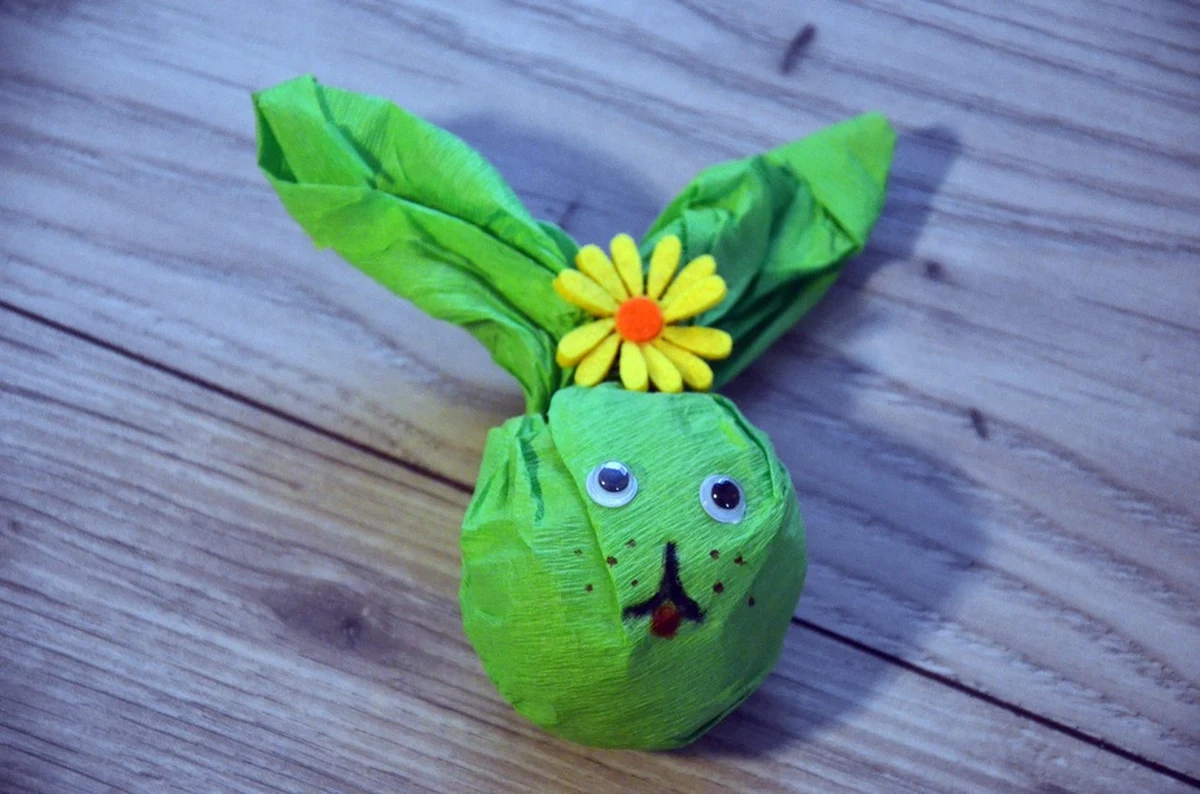 W czwartym tygodniu domowych zabaw z RMF FM będziemy Wam proponować dużo zrobionych własnoręcznie ozdób świątecznych. Zamknięci w czterech ścianach raczej nie mamy okazji, by kupić gotowe rzeczy, ale wielkanocny nastrój można wyczarować razem z dziećmi z tego, co mamy pod ręką. Zwłaszcza, że dużo łatwiej nam znaleźć czas. Codziennie będziemy Wam też prezentować nietypowe sposoby ozdabiania jajek. 