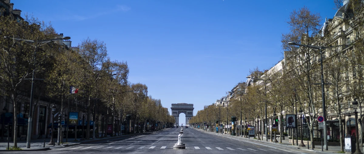 833 osoby zakażone koronawirusem zmarły w ciągu ostatniej doby we Francji. Po kilku dniach spadków dobowy bilans ofiar znowu rośnie. Francuski rząd zapowiedział nową strategię, która ma pomóc w walce z koronawirusem w domach opieki. 