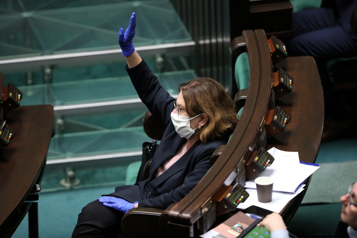 Opozycja, czyli KO, Lewica, PSL-Kukiz15 i Konfederacja mogły w poniedziałek odrzucić projekt PiS ws. głosowania korespondencyjnego w pierwszym czytaniu, miały do tego odpowiednią większość - wynika z protokołu głosowania. Przeciw odrzuceniu głosowało jednak dwóch posłów PSL i jeden KO.