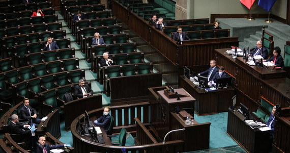 Sejm uchwalił w poniedziałek ustawę, zgodnie z którą wybory prezydenckie w 2020 r. zostaną przeprowadzone wyłącznie w drodze głosowania korespondencyjnego. Przepisy stanowią też, że w stanie epidemii, marszałek Sejmu może zarządzić zmianę terminu wyborów, określonego wcześniej w postanowieniu.