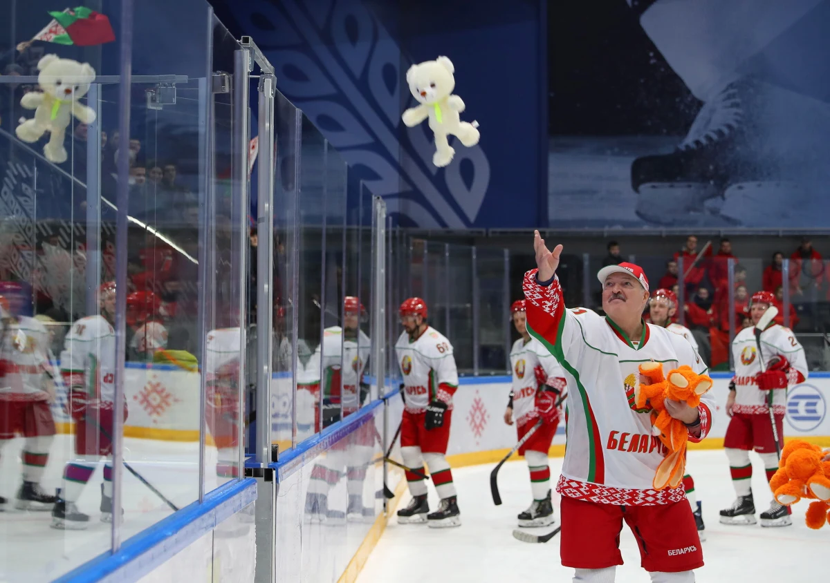 Mężczyzna, którego matka zmarła z powodu infekcji Covid-19 żąda wszczęcia sprawy karnej przeciwko prezydentowi Białorusi. Jego zdaniem Łukaszenka „nie podjął odpowiednich działań dla ochrony ludności”.