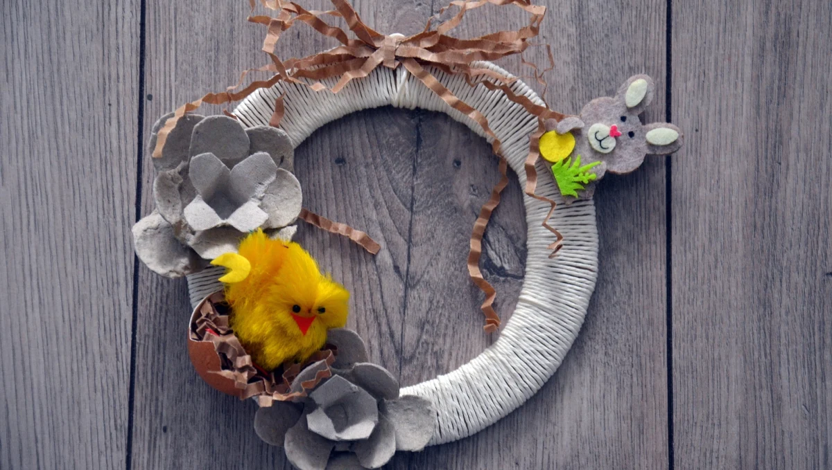 W cyklu naszych codziennych zabaw z dziećmi dziś kolejne zadania, które oprócz dobrej zabawy przygotują też Wasz dom na święta. Ozdabiamy jajka, tworzymy stroik, oraz trochę się razem poruszamy. 