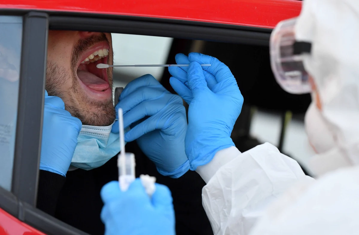 Pojawiły się obawy, że koronawirus może ukryć się w ludzkich komórkach i reaktywować po pewnym czasie. Takie wnioski wyciągnęli koreańscy naukowcy analizując przypadki zachorowań. Jak pisze brytyjski dziennik "The Sun" u pięćdziesięciu jeden pacjentów uznanych za wyleczonych, ponownie wykryto obecność koronawirusa.