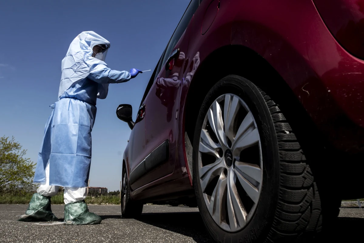 Słowacja wprowadza zakaz poruszania się w czasie świąt Wielkanocnych. Tamtejsze władze obawiają się, że masowe spotkania doprowadzą do rozprzestrzeniania się koronawirusa. Z kolei Czesi od wtorku zezwolili na uprawianie sportu na zewnątrz. Można to robić bez maseczek. 