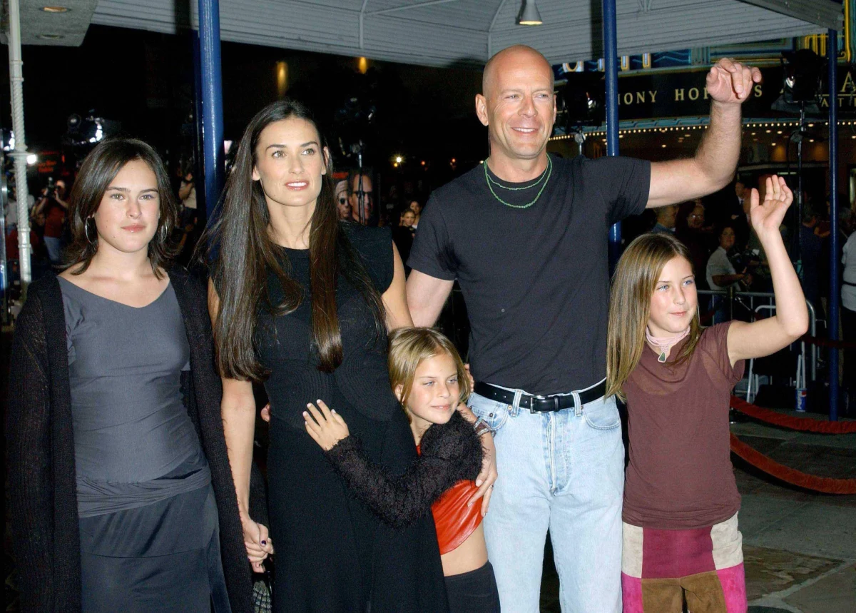 Choć nie są już małżeństwem od 20 lat Demi Moore i Bruce Willis nadal są dobrymi przyjaciółmi. Ich córka Tallulah zamieściła na Instagramie zdjęcia, na których aktorzy wraz ze swoimi dorosłymi już dziećmi i ich partnerami pozują w takich samych pasiastych piżamach. Tak spędzają czas na kwarantannie.