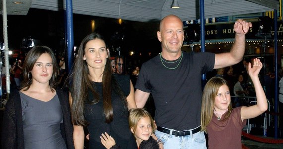 Choć nie są już małżeństwem od 20 lat Demi Moore i Bruce Willis nadal są dobrymi przyjaciółmi. Ich córka Tallulah zamieściła na Instagramie zdjęcia, na których aktorzy wraz ze swoimi dorosłymi już dziećmi i ich partnerami pozują w takich samych pasiastych piżamach. Tak spędzają czas na kwarantannie.