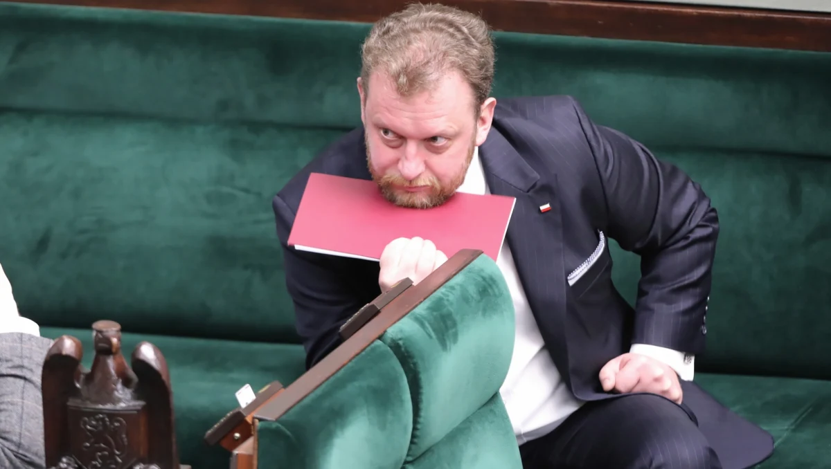 Najlepsza formą podziękowania pracownikom służby zdrowia jest dostarczanie sprzętu ochrony osobistej - w zeszłym tygodniu rozdysponowaliśmy 7 mln maseczek, w tym tygodniu rozdysponujemy kolejne 20 mln maseczek - poinformował we wtorek minister zdrowia Łukasz Szumowski.