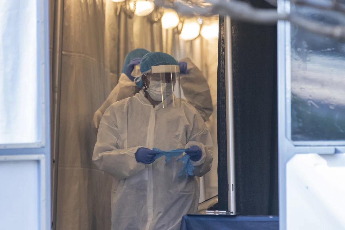 Światełko w tunelu w leczeniu koronawirusa. Terapia zastosowania w Klinice Chorób Zakaźnych Szpitala klinicznego nr 1 w Lublinie daje bardzo dobre efekty. 3 pacjentów, którym tydzień temu podano leki mające powstrzymać stan zapalny w organizmie, a nie likwidować samego wirusa, jest w bardzo dobrym stanie. Wcześniej lekarze nie wykluczali, że osoby te będą musiały korzystać z pomocy resporatora. 