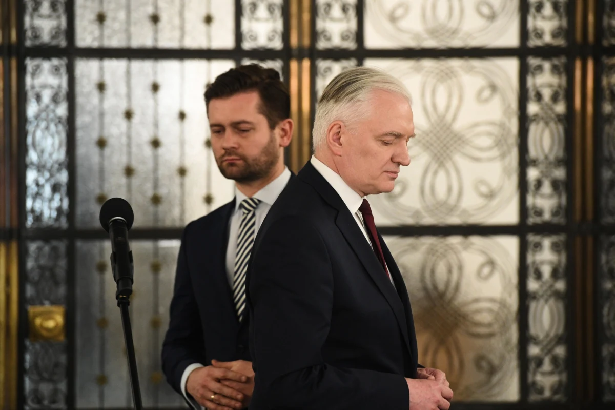 Kamil Bortniczuk - dotychczasowy wiceminister funduszy i polityki regionalnej - zapowiedział na konferencji prasowej, że składa dymisję ze stanowiska. To kolejny - po Jarosławie Gowinie - polityk Porozumienia, który odchodzi z rządu. Bortniczuk na wspólnej konferencji z Gowinem zapowiedział, że będzie próbował przekonywać opozycję do poparcia zmiany konstytucji, tak aby wybory prezydenckie nie mogły się odbyć 10 maja. 