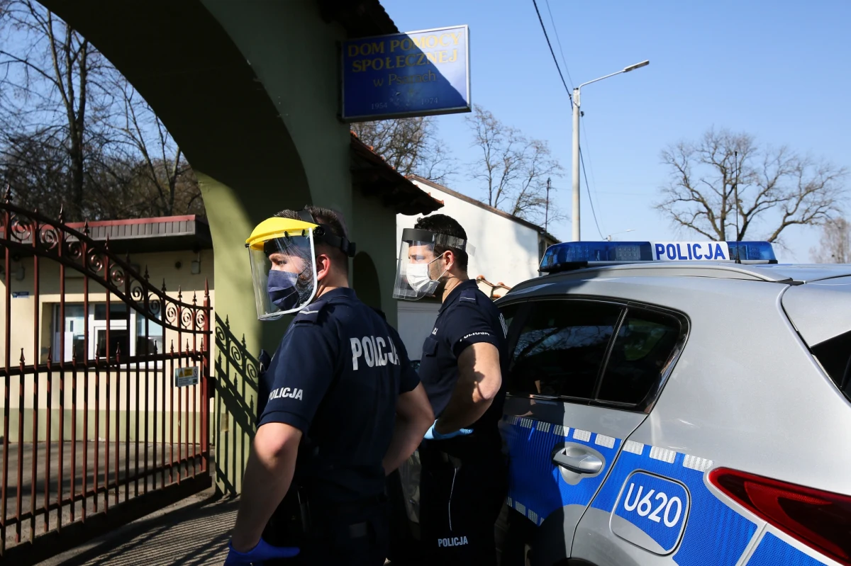 Zamknięto Dom Pomocy Społecznej w wielkopolskich Psarach w powiecie ostrowskim - podał starosta powiatu Paweł Rajski. W środku znajduje się 200 osób, w tym 166 pensjonariuszy. Powodem jest zakażenie koronawirusem jednej z pielęgniarek DPS.