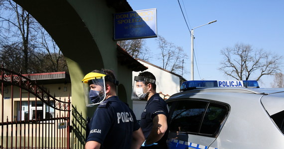 Zamknięto Dom Pomocy Społecznej w wielkopolskich Psarach w powiecie ostrowskim - podał starosta powiatu Paweł Rajski. W środku znajduje się 200 osób, w tym 166 pensjonariuszy. Powodem jest zakażenie koronawirusem jednej z pielęgniarek DPS.