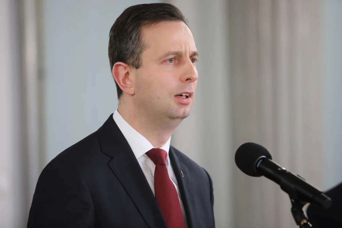 ​"Prawdziwa tarcza antykryzysowa" pozwoli uratować polską gospodarkę" - powiedział w Sejmie Władysław Kosiniak - Kamysz, przedstawiając projekt przygotowany przez PSL i Kukiz'15. Kosiniak-Kamysz wskazał, że do walki z kryzysem potrzebne jest kompleksowe rozwiązanie, które - z jednej strony - musi wspierać niewydolny i nadmiernie obciążony system ochrony zdrowia, z drugiej zaś - pracowników i przedsiębiorstwa.