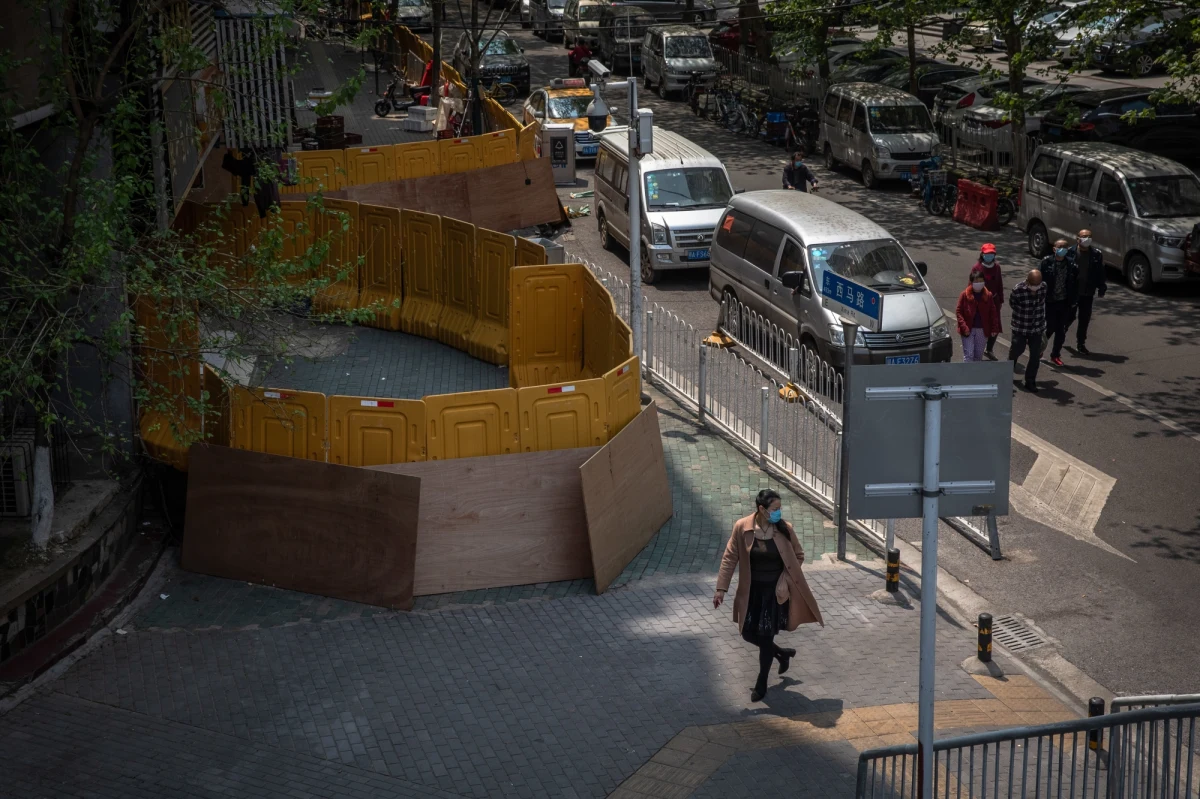 Chińskie władze po 76 dniach zniosły zakaz wyjazdu z miasta Wuhan, w którym wybuchła pandemia koronawirusa. Zgodnie z zapowiedziami o północy z wtorku na środę czasu miejscowego z dróg wyjazdowych usunięto barykady - relacjonują chińskie media.