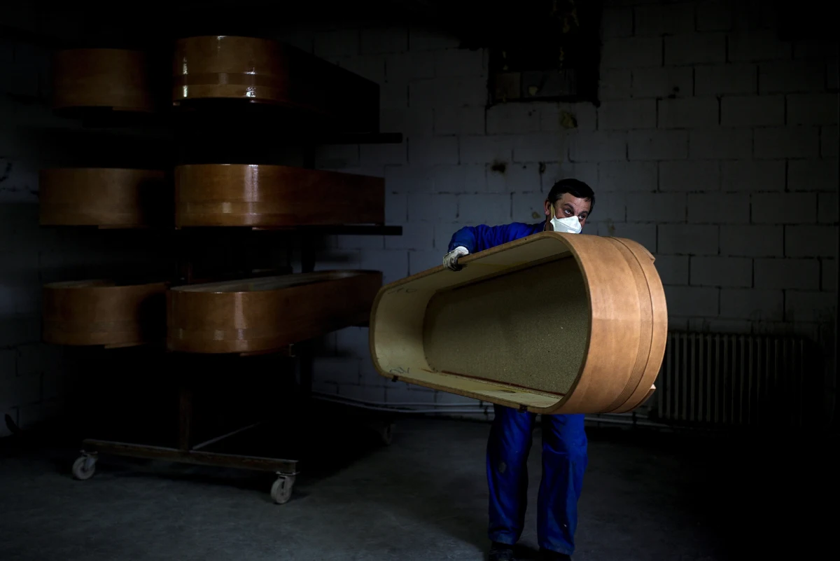 ​Z powodu epidemii koronawirusa w Hiszpanii przybywa pogrzebów odbywających się w zaledwie 15 minut. Coraz większa liczba pochówków sprawia, że w trakcie ekspresowej uroczystości trumna trafia do grobu bezpośrednio z auta zakładu pogrzebowego.