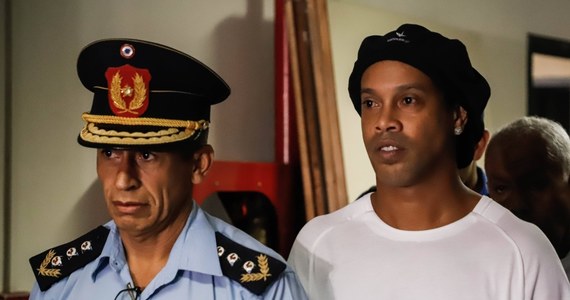 Brazylijski gwiazdor piłkarski Ronaldinho Gaucho przeprowadził się z aresztu do hotelu w Asuncion po wpłaceniu kaucji w wysokości 1,6 mln dolarów. Mistrz świata z 2002 roku jest podejrzany o posługiwanie się fałszywym paszportem i wkrótce ma stanąć przed sądem w stolicy Paragwaju.