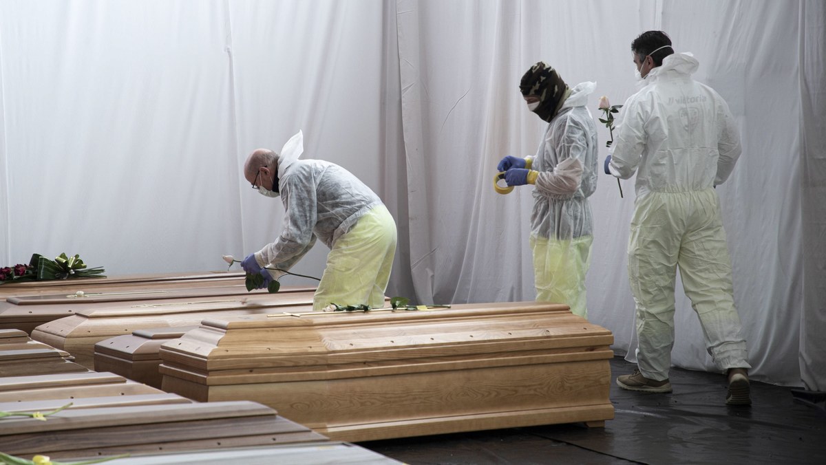 Druga faza epidemii koronawirusa we Włoszech, czyli otwieranie kraju i łagodzenie restrykcji, będzie dwuetapowa: najpierw ruszą firmy, potem swobodę odzyskają obywatele - taki scenariusz przedstawia włoska prasa. Na razie jednak nie wiadomo, kiedy plan będzie wprowadzany w życie.
