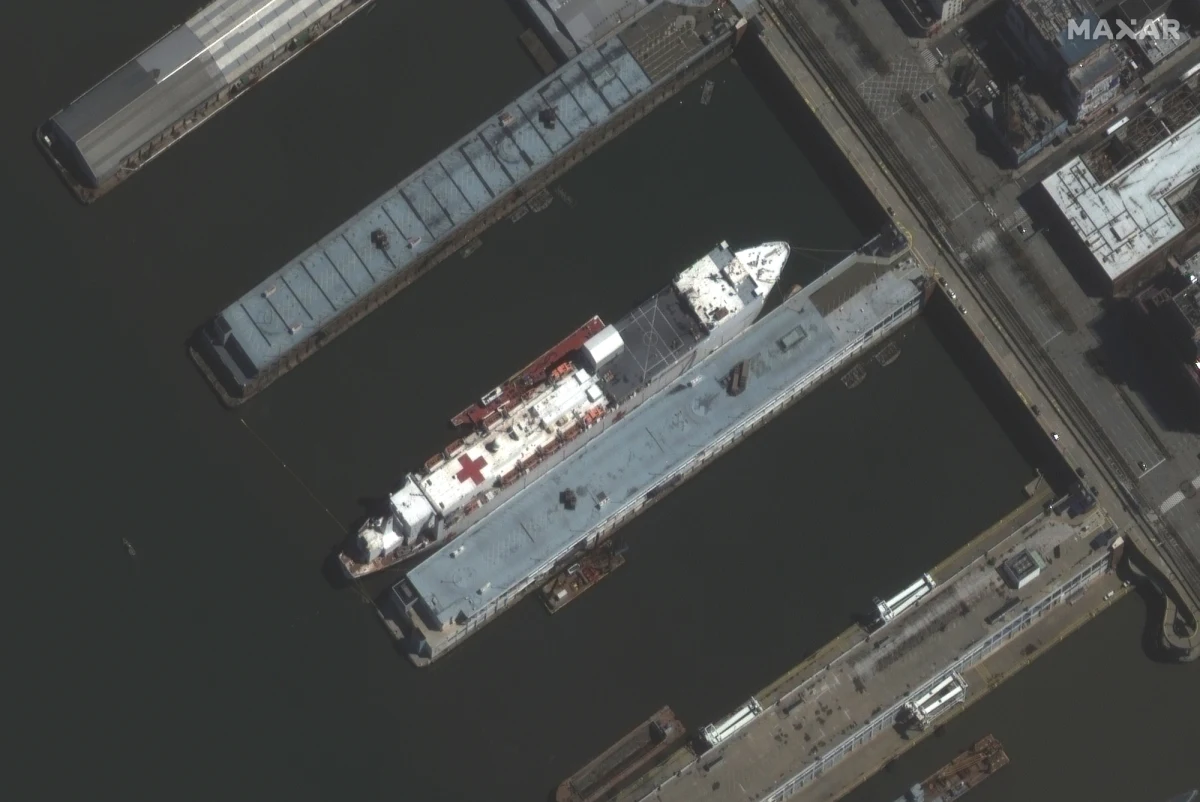 Jeden z członków wojskowej załogi amerykańskiego statku-szpitala USNS Comfort jest zarażony koronawirusem, a kilku innych przebywa w izolacji - poinformowała we wtorek rzeczniczka marynarki wojennej USA Elizabeth Baker.