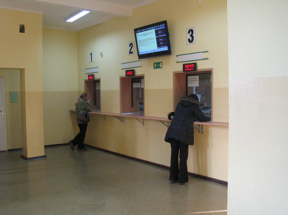 Rząd chce być przygotowany do ewentualnego cięcia etatów i obniżek pensji w ministerstwach, urzędach wojewódzkich i innych instytucjach. Wystarczy, że – gdy zajdzie taka potrzeba – wyda stosowne rozporządzenie - pisze środowy "Dziennik Gazeta Prawna".