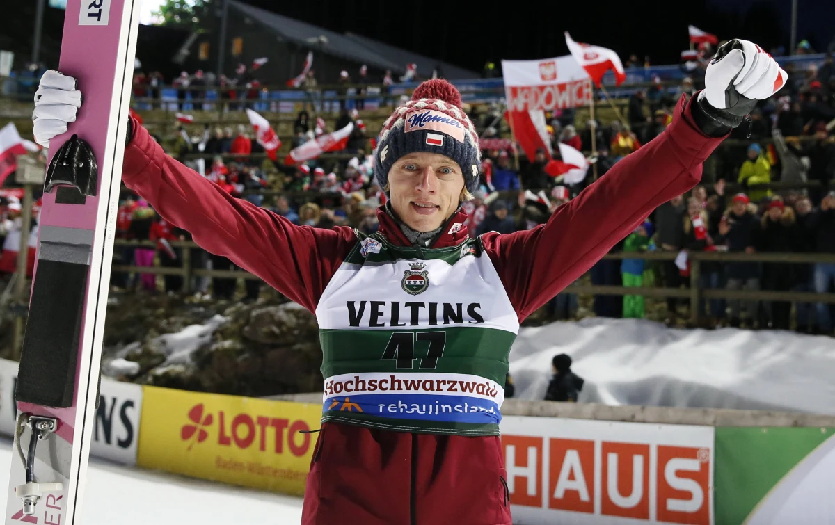 „To był jak na razie mój najlepszy sezon, ale były też błędy. To pokazuje mi, że mogę być jeszcze lepszym zawodnikiem” – mówi Patrykowi Serwańskiemu Dawid Kubacki. Czwarty skoczek klasyfikacji generalnej Pucharu Świata opowiedział o najważniejszych momentach  tego sezonu oraz o czasie, który teraz podobnie jak wszyscy spędza w domu: „Uczę się, bo chcę zdobyć licencję pilota” – podkreśla Kubacki.