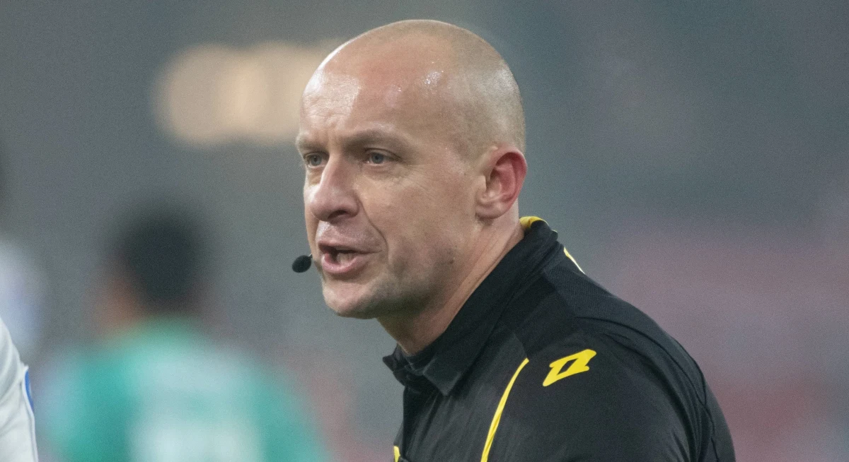 Brak rozgrywek piłkarskich w związku z pandemią koronawirusa, to spory problem także dla sędziów. Arbitrzy mają teraz jednak więcej czasu do analizowania spotkań- mówi w rozmowie z RMF FM międzynarodowy sędzia piłkarski Szymon Marciniak.