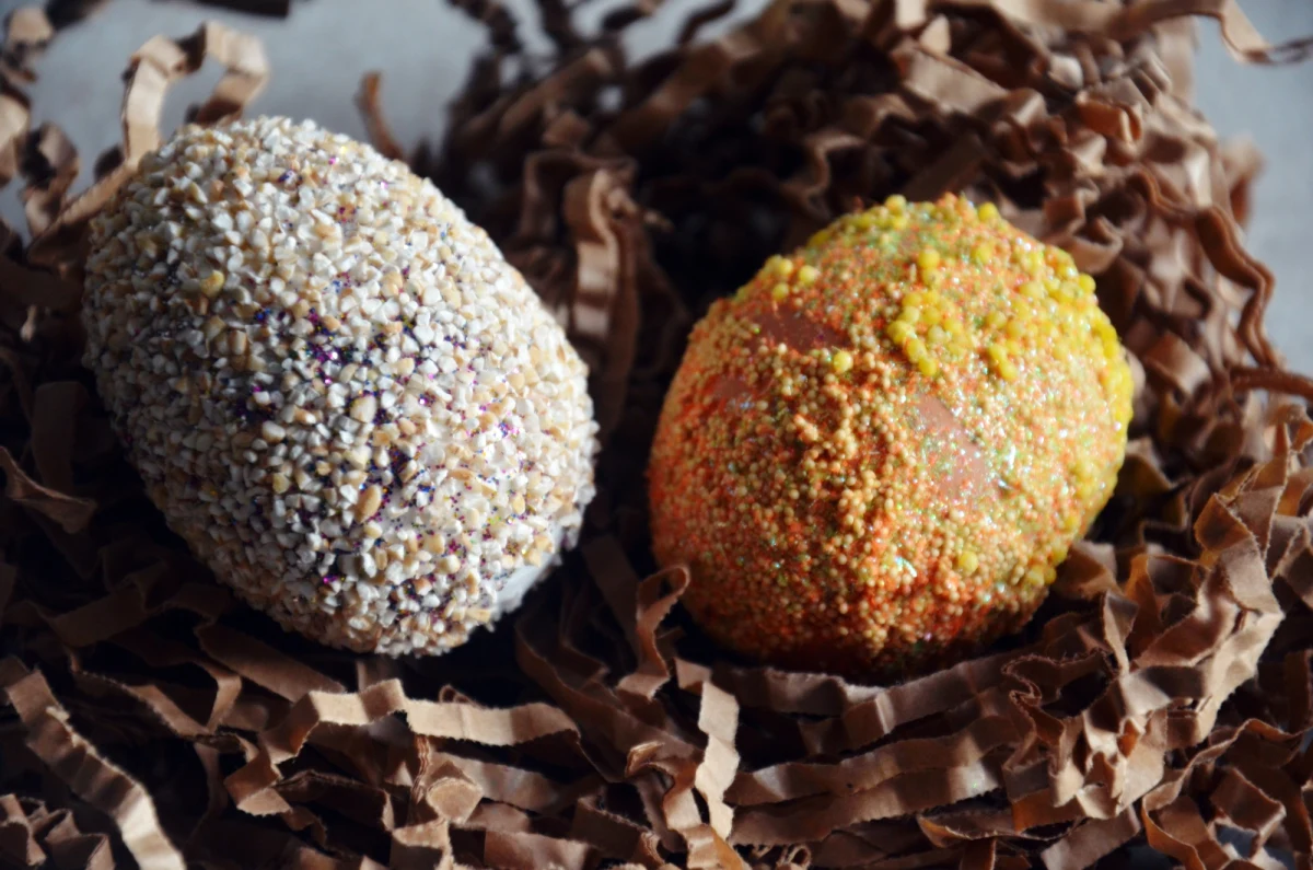 W naszym cyklu domowych zabaw dla najmłodszych dziś kolejne propozycje pisankowe, nie zabraknie też zająca, który pozwoli się Wam trochę poruszać. Będzie też propozycja zabawy na balkonie. 