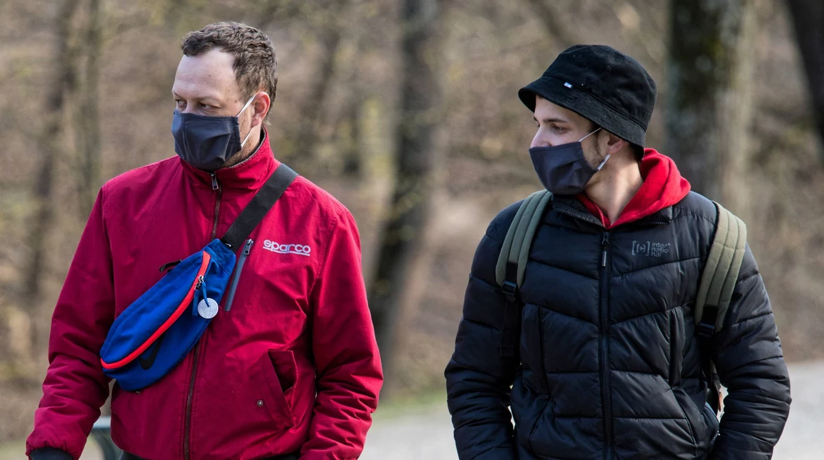 Ani bawełniane, ani chirurgiczne maseczki nie zatrzymują koronawirusa pochodzącego od kaszlących, chorych na COVID-19 pacjentów - piszą na łamach czasopisma "Annals of Internal Medicine" koreańscy naukowcy. Małe badania przeprowadzone w szpitalach w Seulu pokazały, że zarówno przez bawełniane maseczki, jak i chirurgiczne, wirus SARS-CoV-2 może się w takich sytuacjach przedostać. Celem eksperymentu miała być ocena, czy w sytuacji kiedy maseczek chirurgicznych i lepszych brakuje, bawełniane mogą je zastąpić. Wyniki okazały się zaskakujące, naukowcy dowiedzieli się czegoś, czego nie oczekiwali.