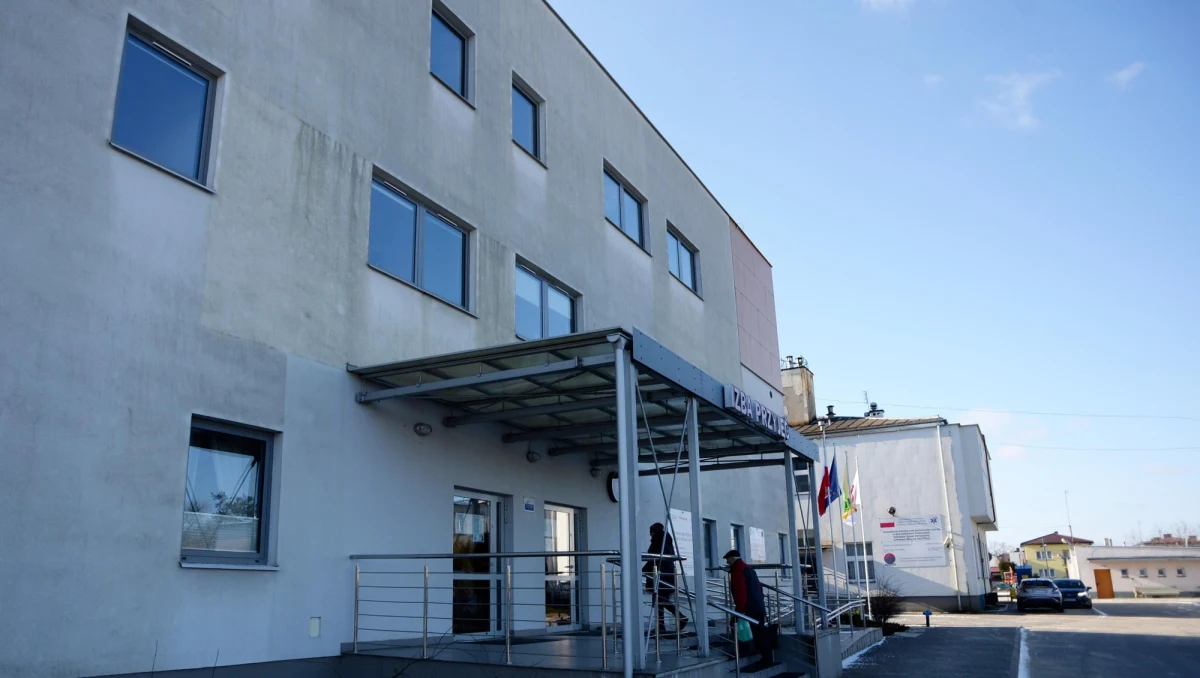 „Na początku to był wielki szok i wielkie przeżycie dla mieszkańców. To było widać na ulicy, było widać w sklepach, patrzyliśmy na siebie podejrzliwie, tym bardziej, że wszystko zaczęło się w szpitalu” - tak o wybuchu epidemii koronawirusa w Nowym Mieście nad Pilicą opowiadał w Porannej rozmowie w RMF FM burmistrz Mariusz Dziuba. 