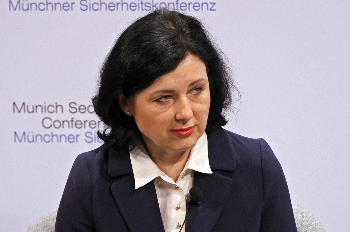 "Niepokoję się o wolne i uczciwe wybory i jakość głosowania, o legalność i konstytucyjność takich wyborów" - tak wiceprzewodnicząca Komisji Europejskiej ds. wartości i przejrzystości Vera Jourova skomentowała w rozmowie m.in. z "Rzeczpospolitą" sprawę polskich wyborów prezydenckich, które - zgodnie ze zmianami przygotowanymi i przeprowadzonymi w Sejmie w ekspresowym tempie przez Prawo i Sprawiedliwość - miałyby odbyć się po raz pierwszy w historii wyłącznie korespondencyjnie. "Nam pozostaje przypomnienie polskim władzom o międzynarodowych standardach, takich jak choćby rekomendacja Rady Europy, żeby nie dokonywać fundamentalnych zmian w kodeksie wyborczym w roku poprzedzającym termin" wyborów - zaznaczyła unijna komisarz.