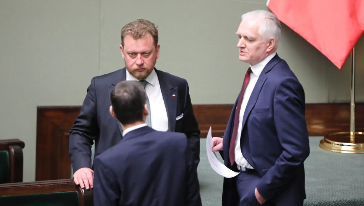 Premier Mateusz Morawiecki i minister zdrowia Łukasz Szumowski zgadzali się z Jarosławem Gowinem, że wybory prezydenckie 10 maja oznaczają zagrożenie dla zdrowia i życia Polaków - tak twierdzi sam Gowin w liście do członków swojego ugrupowania. Zaznacza w nim również m.in., że koalicjanci Porozumienia - Prawo i Sprawiedliwość oraz Solidarna Polska - "z niezrozumiałych dla mnie powodów nieustępliwie prą do przeprowadzenia głosowania 10 maja". Do treści pisma datowanego na 6 kwietnia dotarł dziennikarz RMF FM Patryk Michalski.