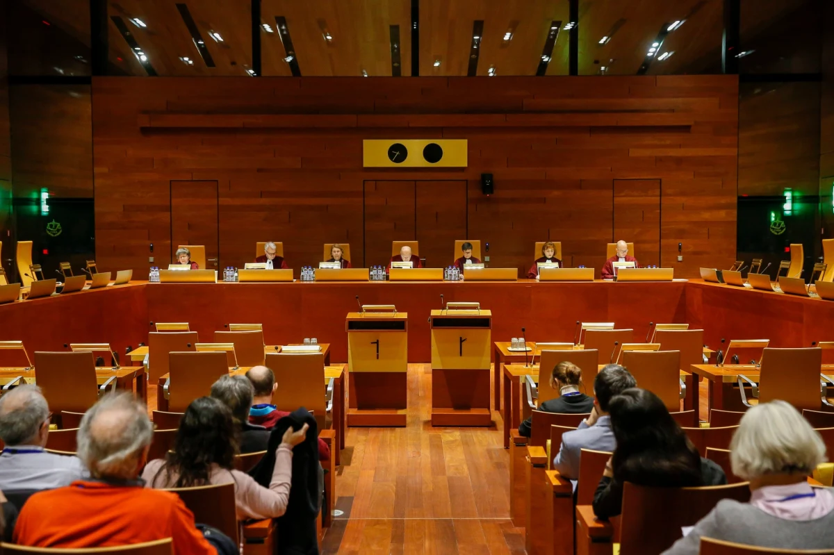 Trybunał Sprawiedliwości Unii Europejskiej nakazał zawieszenie stosowania przepisów, pozwalających na działanie Izby Dyscyplinarnej Sądu Najwyższego w sprawach dyscyplinarnych sędziów. Od teraz nasz kraj będzie się musiał zastosować do orzeczenia TSUE. W rozmowie z dziennikarzem RMF FM Tomaszem Skorym rzecznik Izby Dyscyplinarnej Sądu Najwyższego Tomasz Falkowski stwierdził, że Izba nie zawiesi swojego działania.