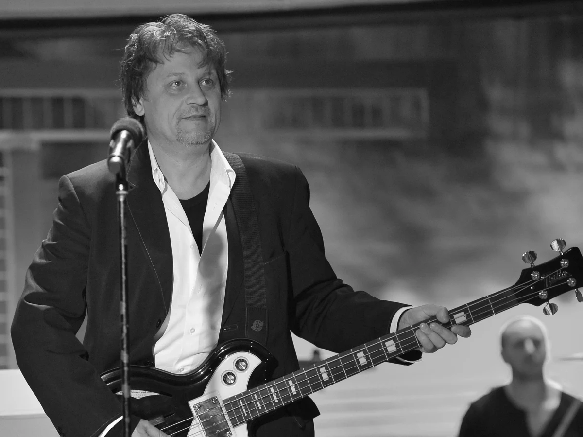 Nie żyje Andrzej Adamiak. 28 lutego skończył 60 lat. O śmierci lidera zespołu Rezerwat poinformował na oficjalnym profilu grupy syn wokalisty, Bartosz Adamiak. 