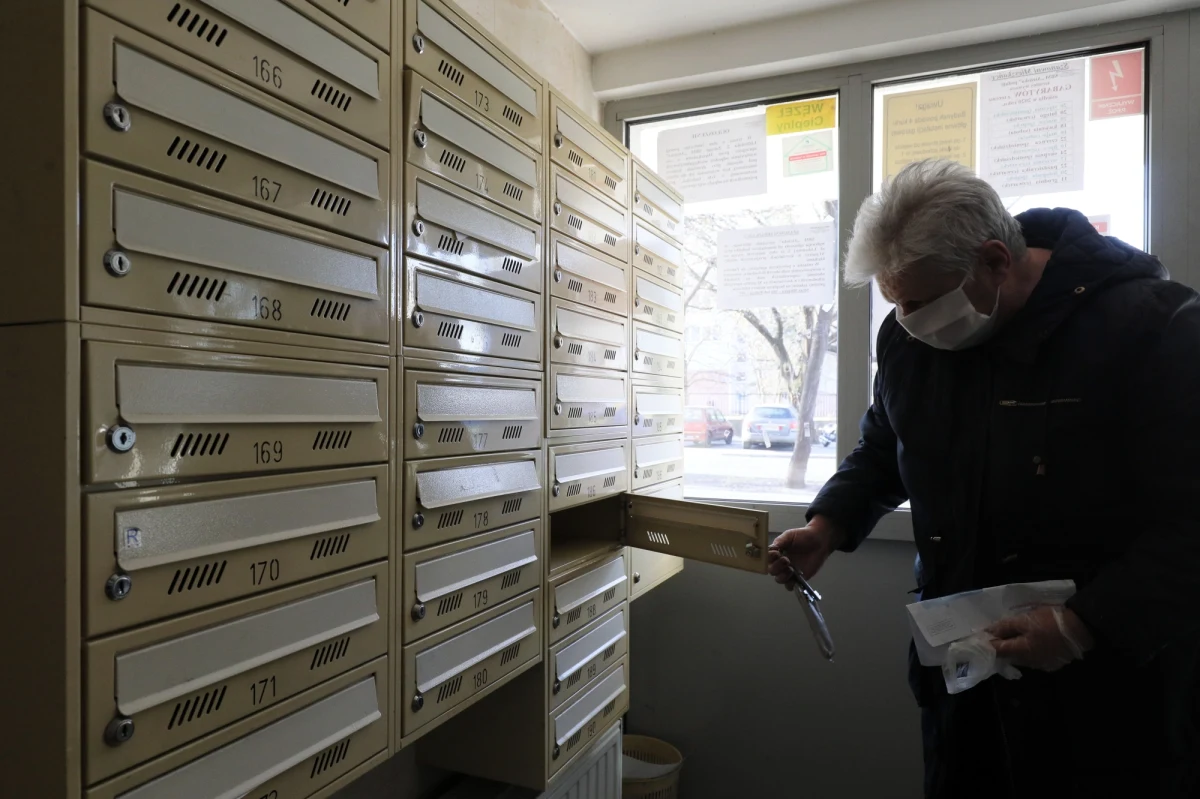 Dopiero 28 kwietnia, a więc za blisko trzy tygodnie, ustawą o powszechnym głosowaniu korespondencyjnym zajmą się senackie komisje. Jak ustalił dziennikarz RMF FM, Senat rano poprosił o przesłanie opinii na temat projektu odpowiednie instytucje i organizacje społeczne.