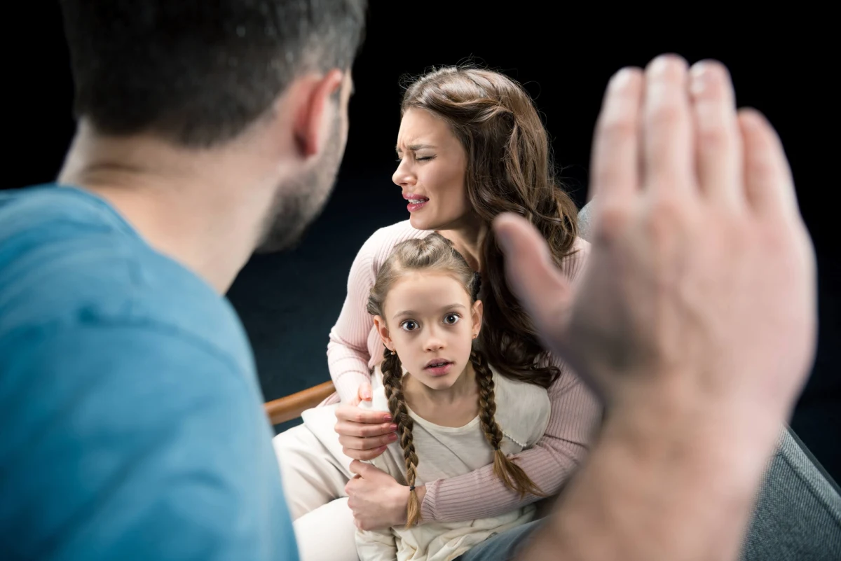 Kilkanaście tysięcy osób podpisało już internetową petycję do Komendanta Głównego Policji i komendantów wojewódzkich o stworzenie specjalnego narzędzia do zgłaszania przemocy domowej w czasach pandemii koronawirusa. "Musimy reagować i to szybko, by pomóc osobom, dla których ich własny dom stwarza większe niebezpieczeństwo niż koronawirus" – piszą do generała Jarosława Szymczyka twórcy apelu z fundacji HumanDoc.