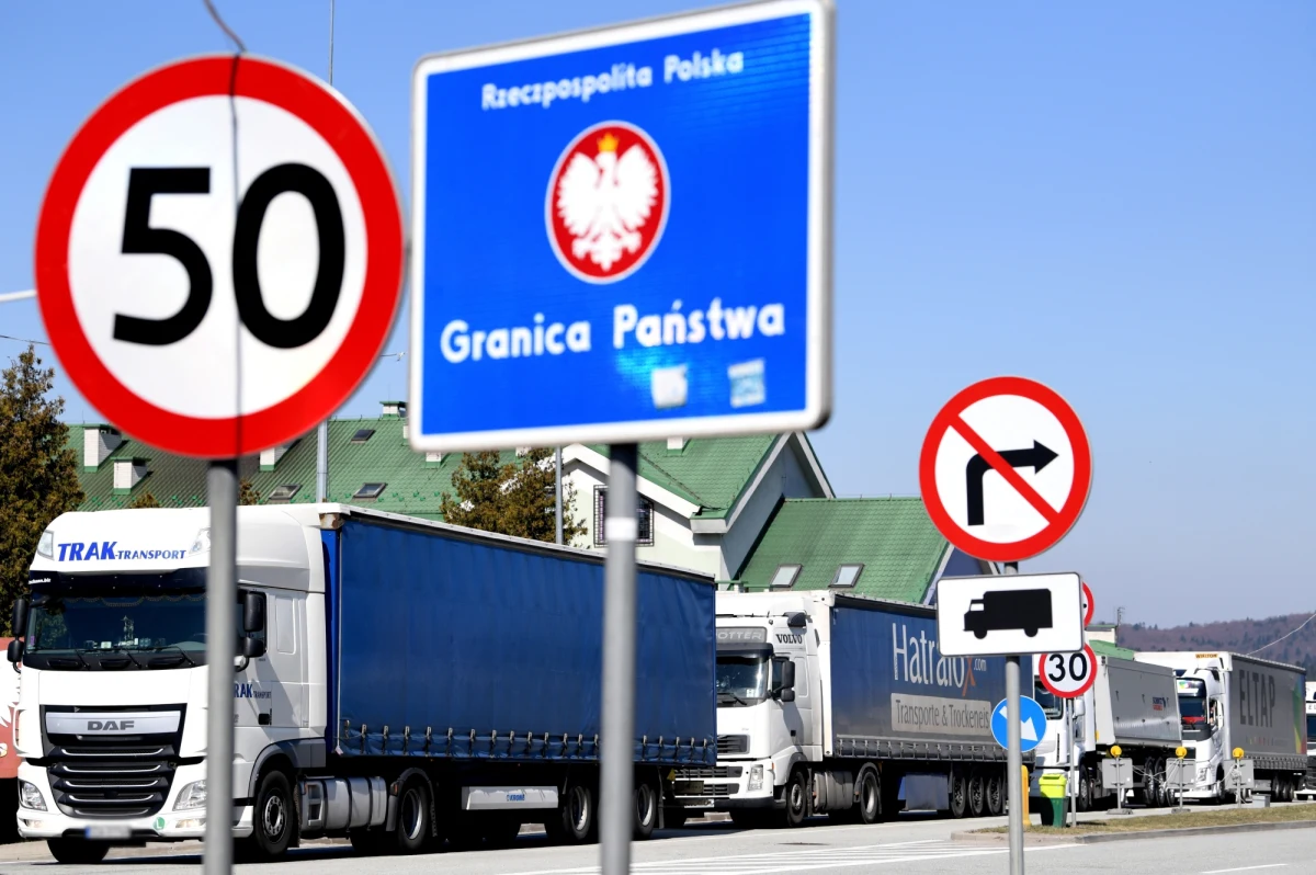 Komisja Europejska wezwała państwa członkowskie i państwa stowarzyszone w ramach Schengen do przedłużenia czasowego zamknięcia granic dla podróży, które nie są niezbędne, do 15 maja. To konsekwencja stałego wzrostu nowych przypadków koronawirusa w UE.