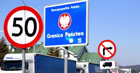 Komisja Europejska wezwała państwa członkowskie i państwa stowarzyszone w ramach Schengen do przedłużenia czasowego zamknięcia granic dla podróży, które nie są niezbędne, do 15 maja. To konsekwencja stałego wzrostu nowych przypadków koronawirusa w UE.