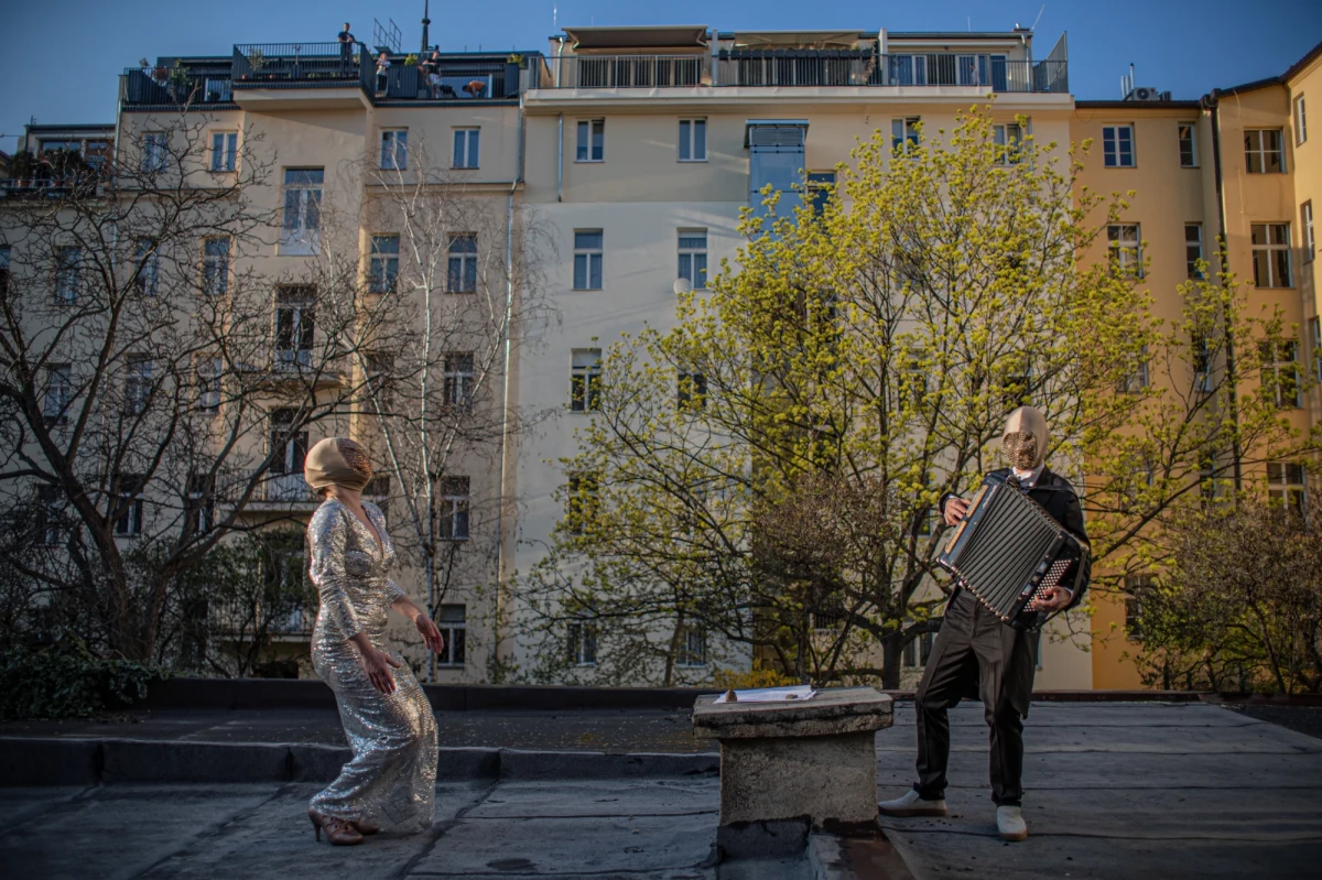 Minister zdrowia Adam Vojtiech stwierdził, że w Czechach udało się powstrzymać niekontrolowane rozprzestrzenianie się koronawirusa, a kraj może zacząć przygotowywać się na powrót do normalnego funkcjonowania. "Jak dotąd Republika Czeska zapobiegła najgorszemu" - ocenił Vojtiech podczas konferencji prasowej.