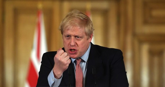 Brytyjski premier Boris Johnson jest nadal na oddziale intensywnej terapii, ale jego stan się poprawia i szef rządu może już siadać na łóżku - poinformował minister finansów Rishi Sunak.