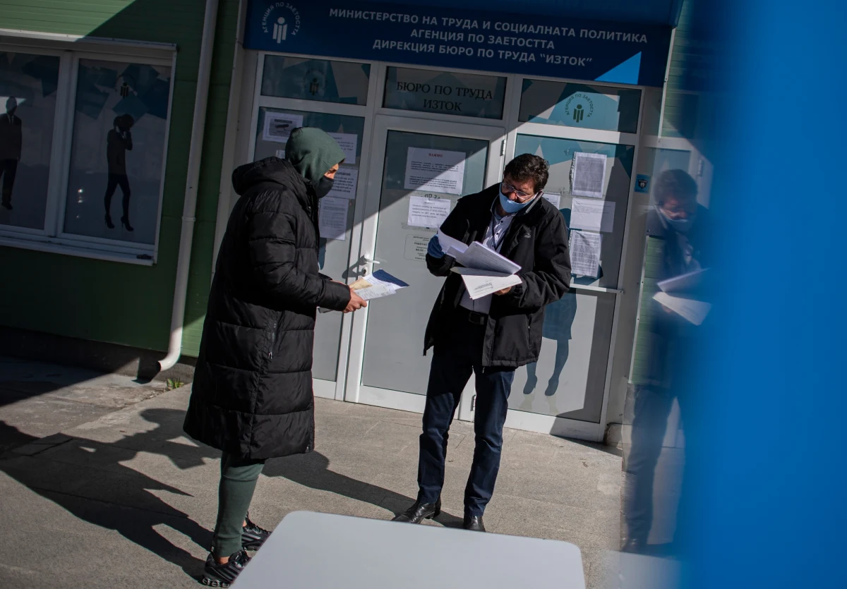 Ponad 60 tys. nowych bezrobotnych zarejestrowano w urzędach pracy w Bułgarii od początku stanu nadzwyczajnego wprowadzonego 13 marca - poinformowała w środę minister pracy i polityki socjalnej Denica Saczewa. Większość została zwolniona w wyniku epidemii koronawirusa.