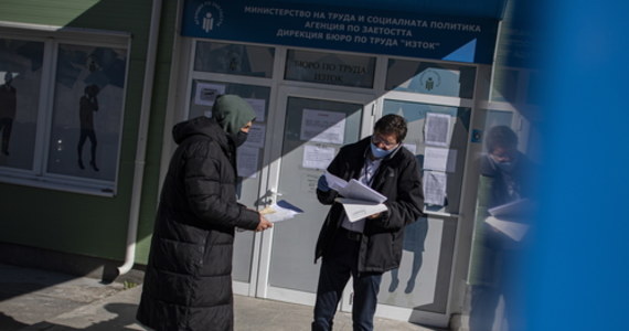 Ponad 60 tys. nowych bezrobotnych zarejestrowano w urzędach pracy w Bułgarii od początku stanu nadzwyczajnego wprowadzonego 13 marca - poinformowała w środę minister pracy i polityki socjalnej Denica Saczewa. Większość została zwolniona w wyniku epidemii koronawirusa.