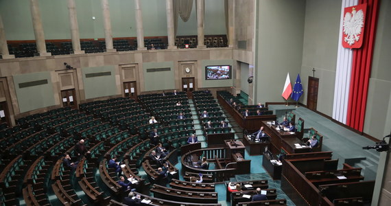 Wprowadzenie "wakacji składkowych" dla firm zatrudniających do 49 pracowników, zwiększenie dostępności pożyczek dla firm, czy zasiłki dla rolników w związku z koronawirusem - przewiduje ustawa dotycząca tarczy antykryzysowej, uchwalona z poprawkami przez Sejm w nocy ze środy na czwartek. Jak dowiedział się reporter RMF FM Krzysztof Berenda, senatorowie mają się zająć ustawą podczas dodatkowego posiedzenia izby wyższej, które najprawdopodobniej odbędzie się w 15 kwietnia.