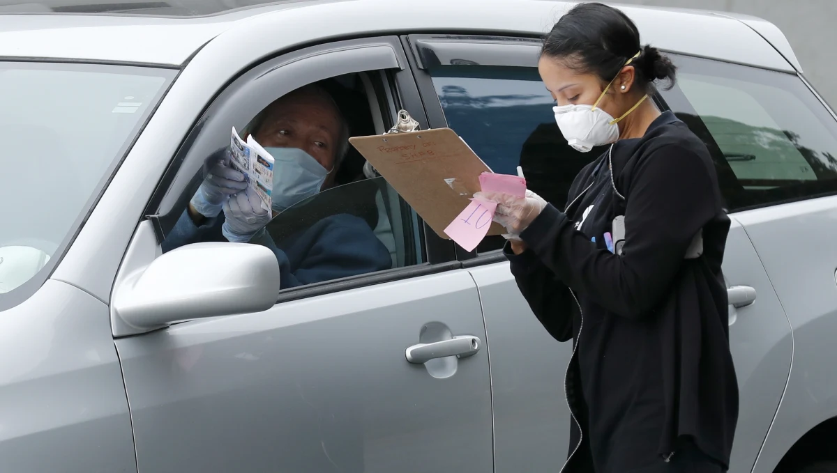 1973 chorych z SARS-CoV-2 zmarło w ciągu ostatnich 24 godzin w USA - wynika z najnowszych danych Uniwersytetu Johnsa Hopkinsa w Baltimore. To najtragiczniejsza doba epidemii w Stanach Zjednoczonych; w poprzednim dobowym raporcie informowano o 1939 zgonach.