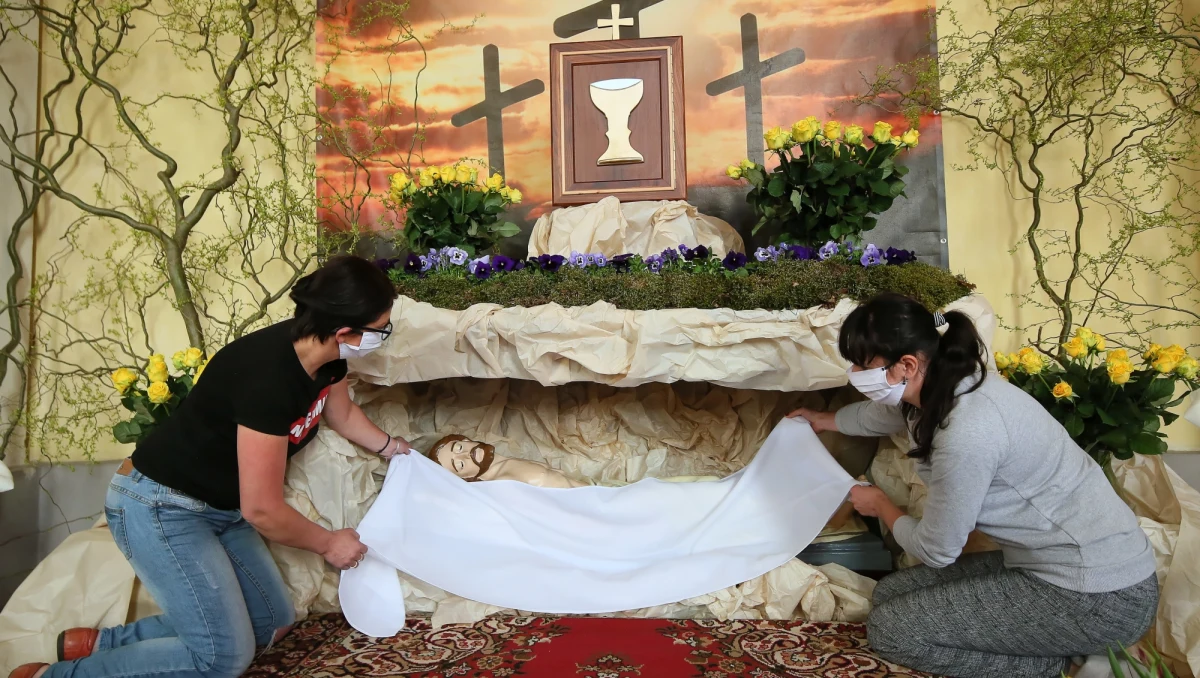 Wielki Czwartek rozpoczyna obchody Triduum Paschalnego. Ze względu na rygory sanitarne msze św. i nabożeństwa Triduum Paschalnego w Kościele katolickim będą sprawowane z ograniczeniem udziału wiernych do pięciu osób. Biskupi zachęcają do uczestnictwa w liturgiach poprzez transmisje w mediach i online oraz modlitwę w domach.