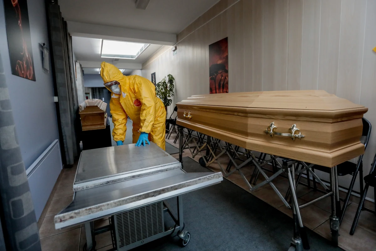 Coraz więcej rodzin zmarłych z powodu koronawirusa może w prowincji Barcelony, w Katalonii, zorganizować we własnym domu uroczystości pogrzebowe. Wszystko za sprawą jednego z zakładów pogrzebowych, który dostarcza pod wskazany adres pojemniki ze skremowanymi szczątkami.