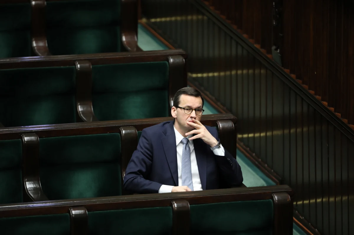 Premier ma dziś ogłosić, co dalej z obostrzeniami wprowadzonymi przez rząd w związku z epidemią koronawirusa. Na razie obowiązują ograniczenia dotyczące gromadzenia się i przemieszczania osób. Zamknięte są m.in. szkoły, uczelnie, lokale gastronomiczne, czy zakłady fryzjerskie.