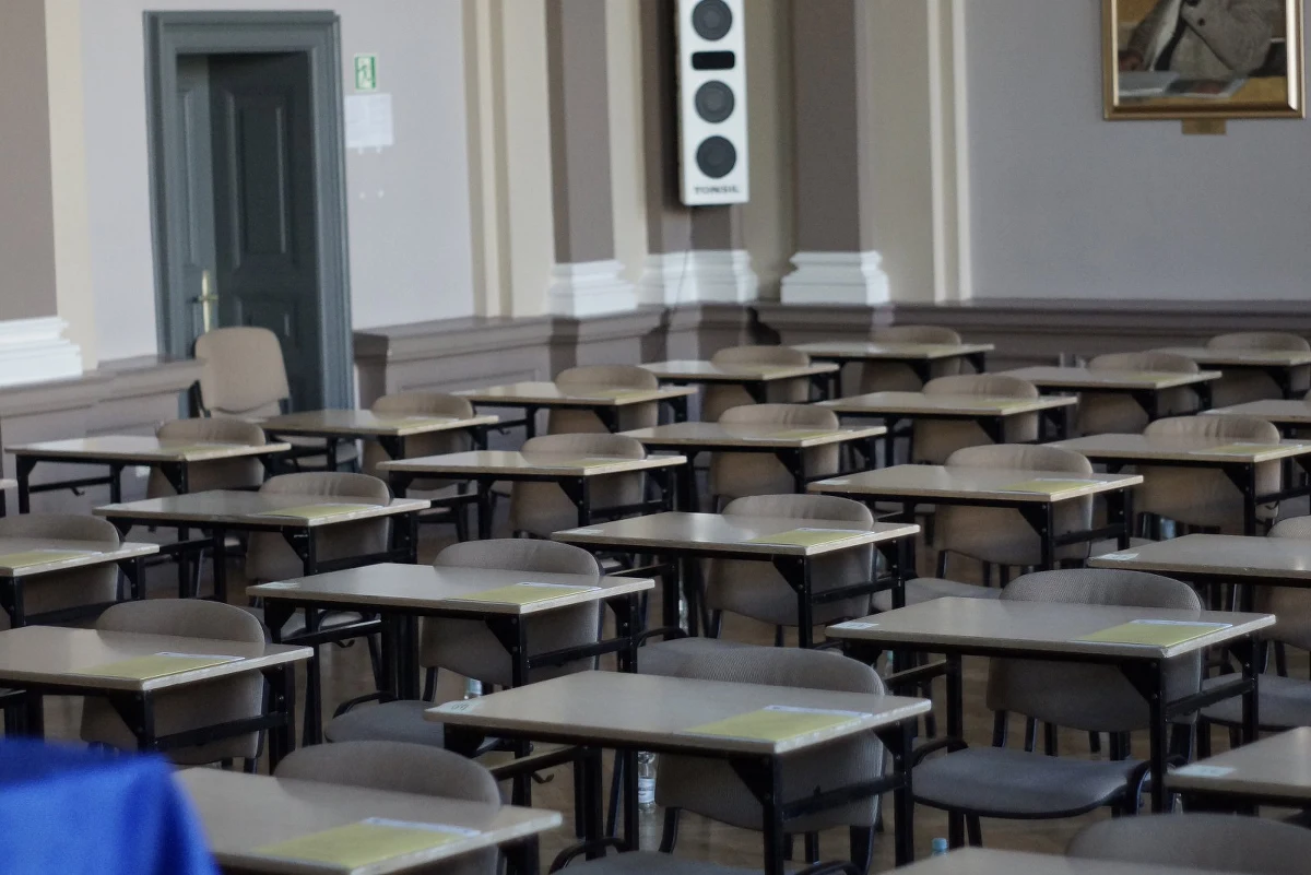 Wszystkie egzaminy szkolne przełożone. Co najmniej trzy tygodnie wcześniej poinformujemy o nowym terminie egzaminów - przekazał podczas konferencji prasowej premier Mateusz Morawiecki. Szef rządu poinformował też, że egzaminy odbędą się najwcześniej w drugiej połowie czerwca.