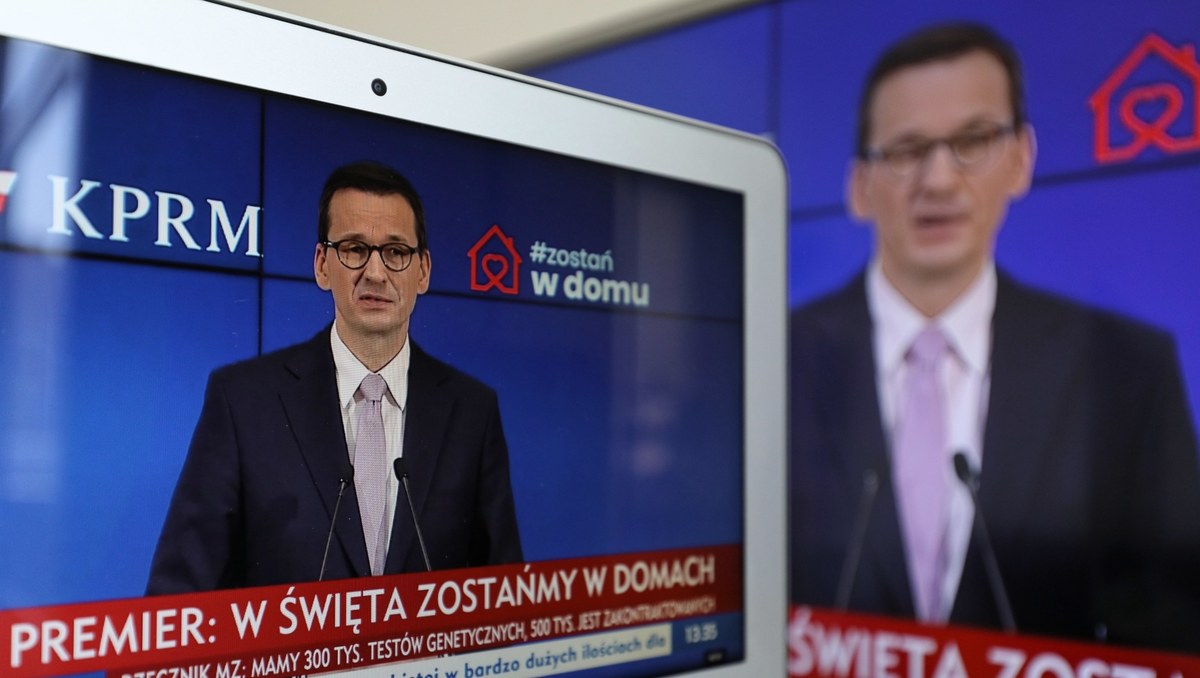 Premier Mateusz Morawiecki poinformował, że o jeden tydzień, do 19 kwietnia zostają przedłużone obostrzenia dotyczące walki z pandemią koronawirusa. Chodzi tu o m.in. zamknięcie galerii handlowych, restauracji, punktów usługowych czy kościołów. Szkoły zostaną zamknięte do 26 kwietnia. Przełożone zostają też egzaminy maturalne. Będzie także obowiązywał obowiązek zakrywania twarzy w przestrzeni publicznej.