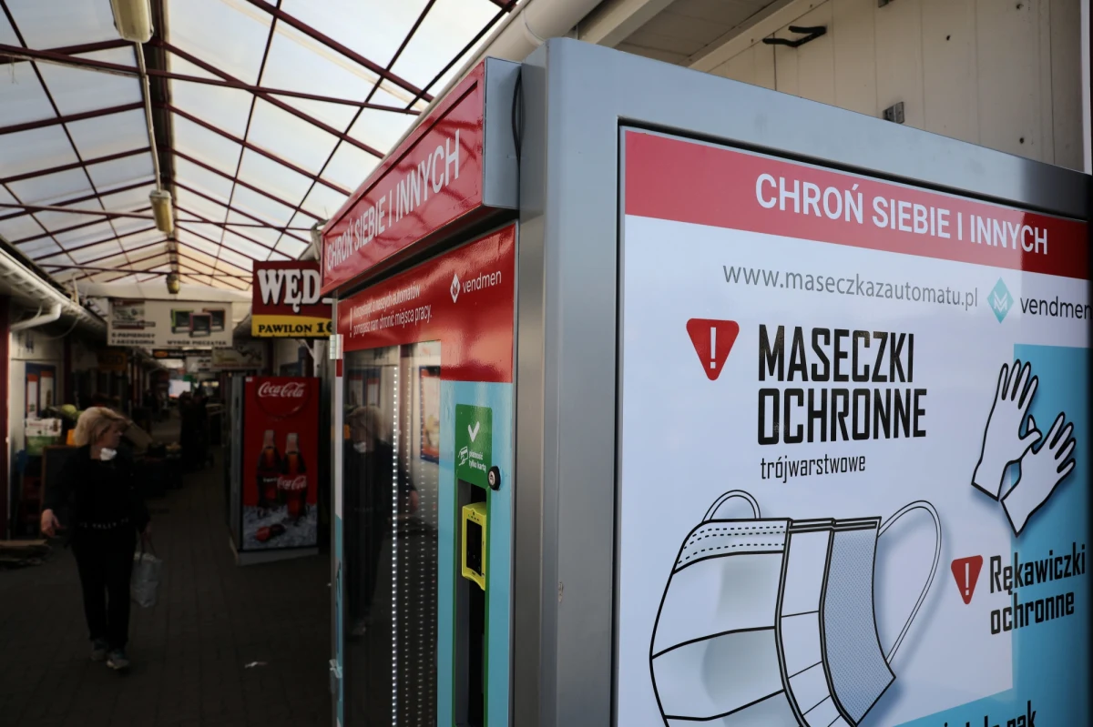 W czwartek na wspólnej konferencji premier, minister zdrowia oraz minister edukacji przedstawili plan funkcjonowania na najbliższy czas w związku z pandemią koronawirusa. Niektóre z wcześniejszych obostrzeń zostały przedłużone – pozostają zamknięte szkoły, podczas nabożeństw w kościele nie może się znajdować więcej, niż 5 osób, ale pojawiły się również nowe nakazy. Od 16 kwietnia obowiązuje nakaz zasłaniania ust i nosa w przestrzeni publicznej.