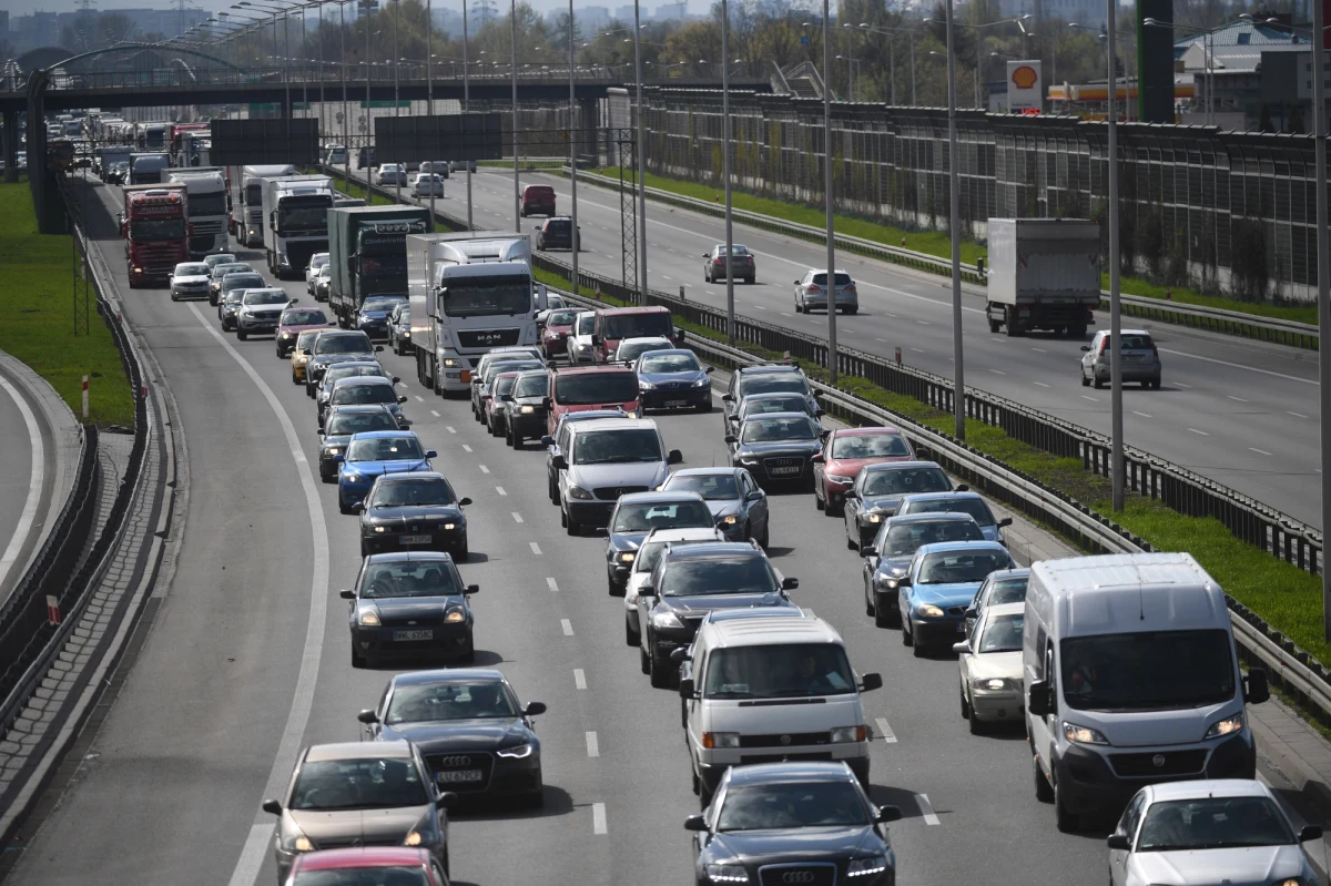 "Chciałbym prosić i apelować: niech te święta będą świętami nowego życia, w związku z tym spędźmy je w gronie najbliższych, nie odwiedzajmy się" - powiedział minister zdrowia Łukasz Szumowski. "Święta Wielkiej Nocy to czas szczególny dla ogromnej większości Polaków; mamy gorącą prośbę, żeby wszyscy zostali w wąskim gronie najbliższej rodziny, żeby nie spotykać się w gronie rodzinnym" - dodał premier Mateusz Morawiecki.